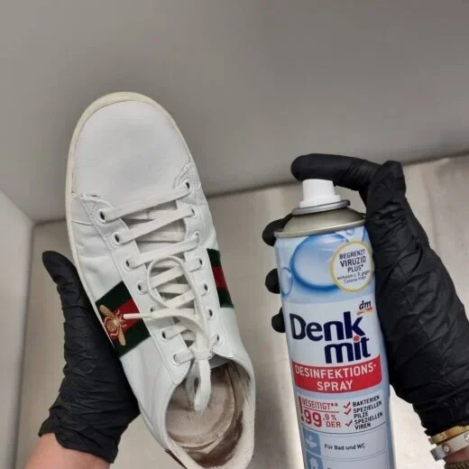 Sneaker werden desinfiziert
